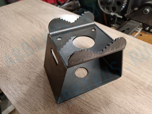 Кронштейн универсальный на трубу 15...51мм для камер с отверстием 32 