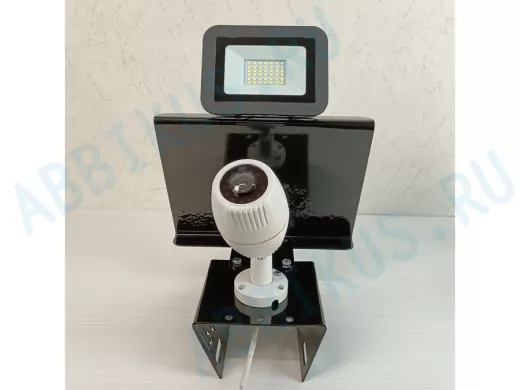 Кронштейн для камеры и прожектора на столб с козырьком и желобом чёрный 